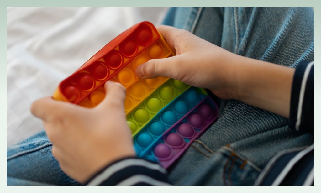 playing-with-pop-it-toy-manufacturing-business-ideas
